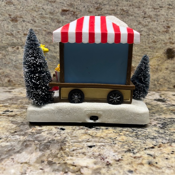 Peanuts! Charlie Brown’s Holiday Popcorn Wagon, Battery-powered - Picture 2 of 7